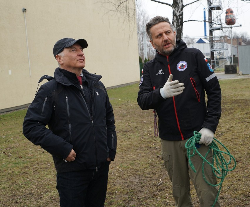 Nowy Sącz. Pokazowe szkolenie psów ratowniczych. Musiały odszukać człowieka uwięzionego pod gruzem [ZDJĘCIA]