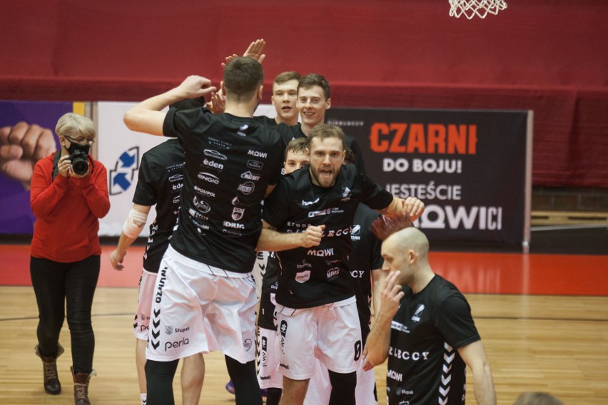 Pewna wygrana koszykarzy ze Słupska. Sierleccy Czarni - WKK Wrocław 89:76 [ZDJĘCIA]