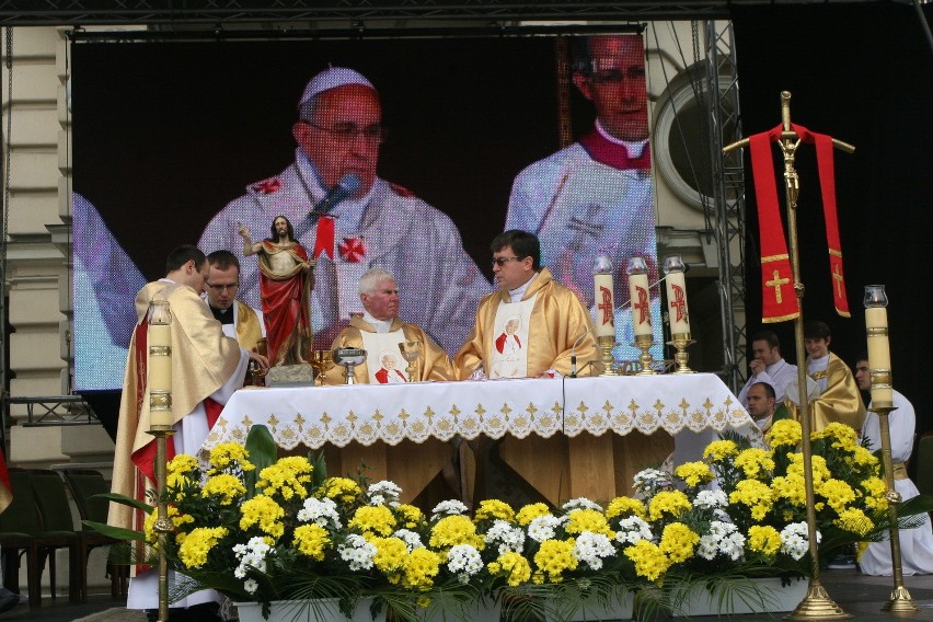 Kanonizacja Jana Pawła II. W Nowym Sączu nabożeństwo na Rynku i transmisja z Watykanu [ZDJĘCIA]