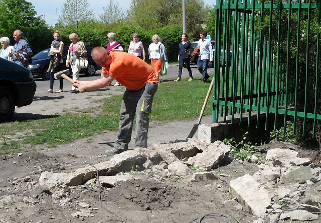 Już nie ma fragmentu ogrodzenia basenów miejskich. Od strony ul. Dąbrowskiego powstaje brama, którą wjedzie ciężki sprzęt.