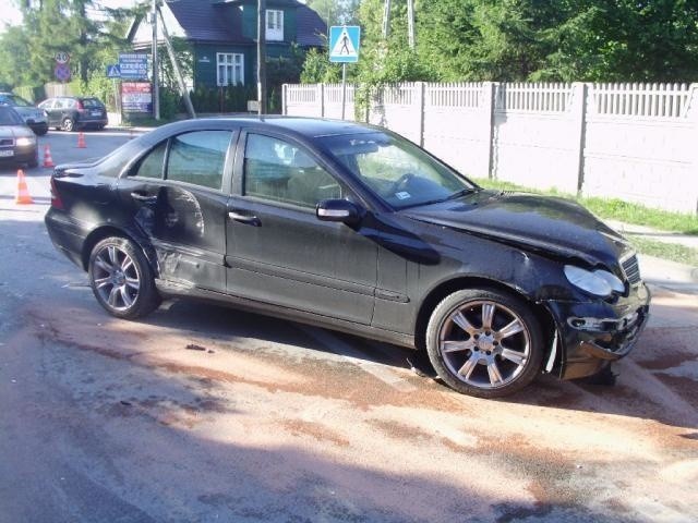 Mercedes uszkodzony w porannej kraksie w Kielcach.