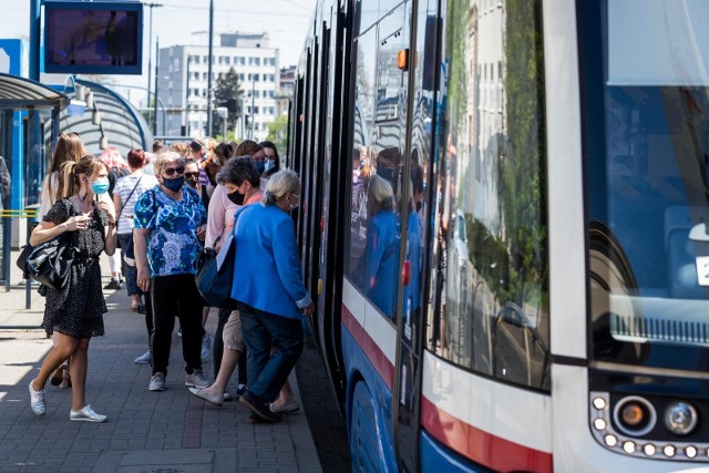 Polacy powracający do biur chcą czuć się bezpiecznie w drodze do pracy, a osoby, które zostają na home office i niejako ,,odmiejscowiły’’ lokalizację, w której pracują, zmieniły swoje postrzeganie wykorzystywania transportu – również służbowego. Bezpieczeństwo stało się priorytetem.