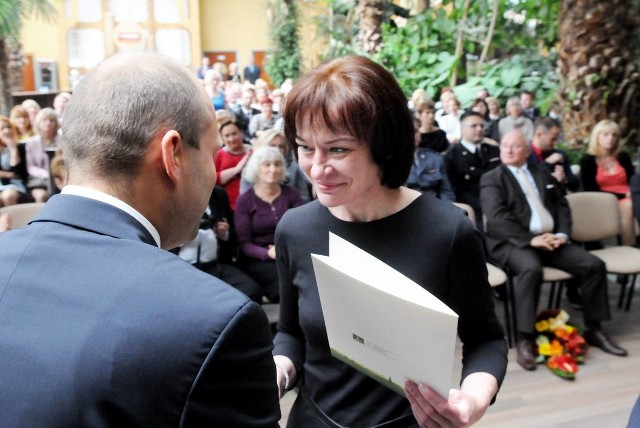 Jadwiga Korecka, dyrektorka Przedszkola Słoneczko, odbiera nagrodę prezydenta