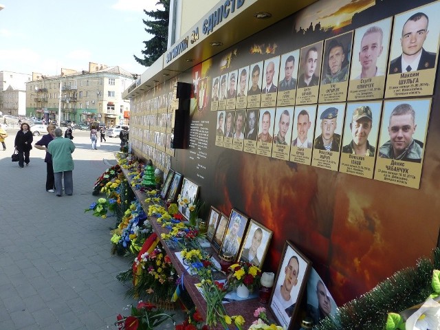Upamiętnienia bohaterów "Niebiańskiej Sotni", którzy zginęli od kul snajperów i Berkutu są w większości miast na Ukrainie (na zdjęciu - w Łucku). Trwająca wojna niesie kolejne setki ofiar. Widoczni na pierwszym planie ochotnicy i żołnierze z Łucka zginęli w Donbasie