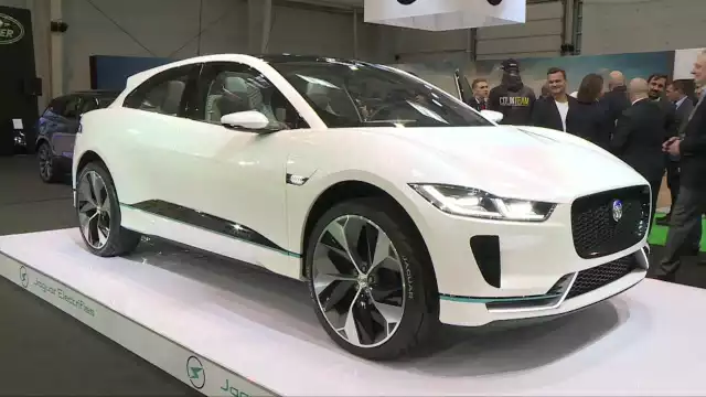 Jaguar I-Pace Na każdą oś przypada jeden silnik elektryczny, a łączna moc zestawu to 400 KM i 700 Nm. I-Pace przyspiesza od 0 do 100 km/h w 4 sekundy. Na jednym ładowaniu będzie można pokonać dystans około 500 km. Przy użyciu szybkiej ładowarki można naładować baterie do 80% w 90 min.Fot. TVN Turbo/x-news