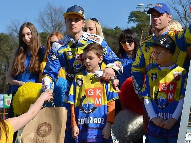 Andrij Karpow (z lewej) w przerwie polskiej ligi, ścigał się w Szwecji.