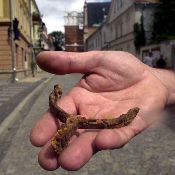 Tę ostrogę znaleziono rok temu w Międzygórzu podczas kontrolnych badań kurhanów.