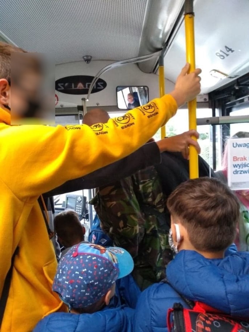 Przepełnione autobusy MZK Wejherowo. Mieszkanka Gościcina: "W dobie pandemii nie powinni wpuszczać tylu pasażerów" 