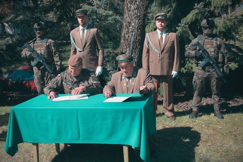 Podlascy terytorialsi i leśnicy podpisali porozumienie. Współpraca ma zapewnić sprawne działania w sferze obronności i bezpieczeństwa kraju