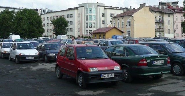 Działka przy ul. Szopena, obok III LO.