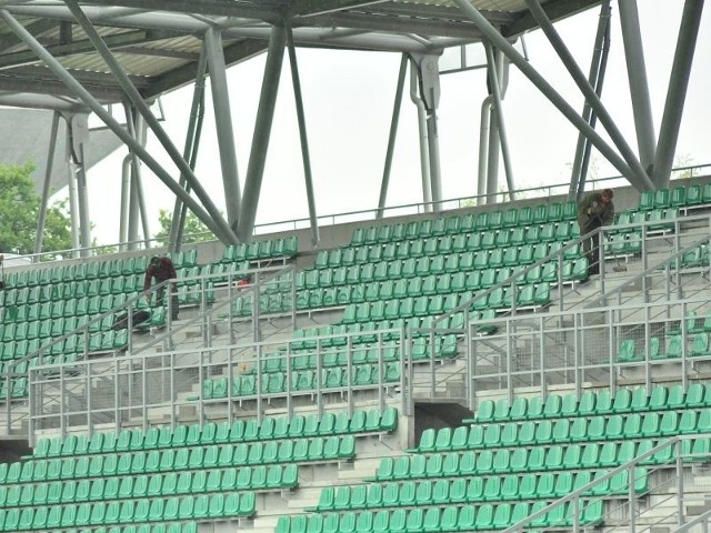 Zadaszona trybuna stadionu Siarki Tarnobrzeg z 2676 miejscami kosztowała 11 milionów 350 tysięcy złotych, z czego ponad 2 miliony złotych pochodziło z Europejskiego Funduszu Rozwoju Regionalnego.