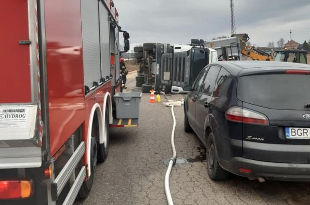 Strękowa Góra. Wypadek ciężarówki z piaskiem. Pomogli strażacy