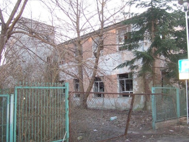 Pustostan, który kiedyś był prężnym zakładem odzieżowym w Ostrowcu Świętokrzyskiego, stoi w środku dużego osiedla.
