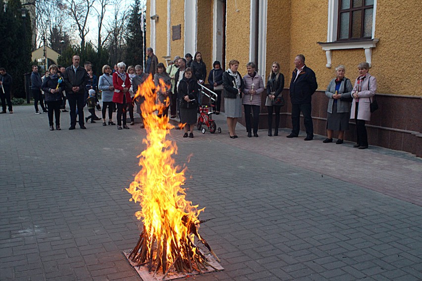 Wigilia Paschalna w Lublinie. Ogień przed kościołem garnizonowym. Zobacz zdjęcia