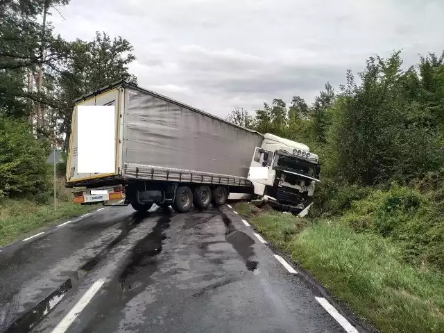 W poniedziałkowe popołudnie na drodze pomiędzy Sulmierzycami a Odolanowem w powiecie krotoszyńskim doszło do zderzenia tira z samochodem osobowym. Chociaż sytuacja wyglądała na groźny wypadek, nikomu nic się nie stało, ale ciężarówka zablokowała oba pasy drogi. Zobacz więcej zdjęć ----> 