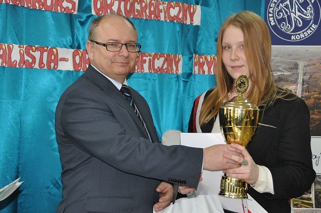 Burmistrz Krzysztof Obratański gratuluje zwyciężczyni konkursu Karolinie Antos z Gimnazjum nr 1 w Końskich