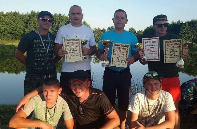 Zwycięzcy zawodów wędkarskich, zorganizowanych z okazji dorocznego Spotkania nad wodą w Radkowie.