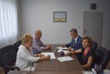 Umowa na budowę oświetlenia ulicznego w gminie Opatowiec. Kiedy i w których miejscowościach gminy będzie jaśniej?