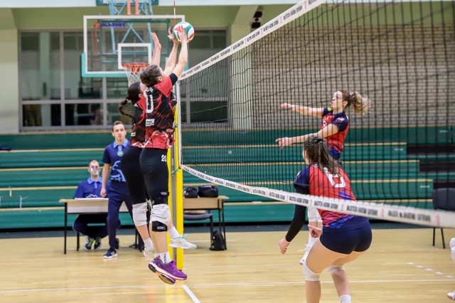 W przedsezonowym sparingu białostoczanki (z lewej strony siatki) przegrały z Nike 2:3. Pora na rewanż.