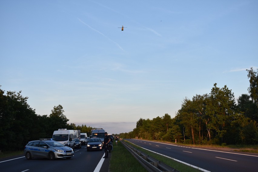 Poważny wypadek na DK 94 w Bolesławiu. Samochód osobowy wjechał w autobus miejski. Wezwano śmigłowiec LPR