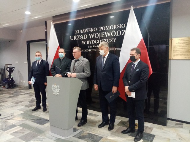 Wicewojewoda kujawsko-pomorski Józefa Ramlau, wicemarszałek województwa kujawsko-pomorskiego Zbigniew Ostrowski, dyrektor oddziału IPN w Gdańsku prof. dr. hab. Mirosław Golon i przewodniczący NSZZ "Solidarność" Regionu Bydgoskiego Leszek Walczak podczas konferencji poświęconej tegorocznym obchodom 40 rocznicy wprowadzenia stanu wojennego.