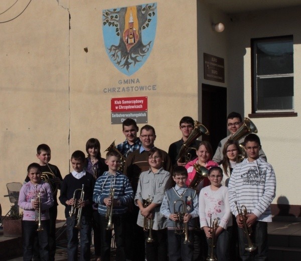 Każdy z młodych muzyków ma już do dyspozycji instrument.