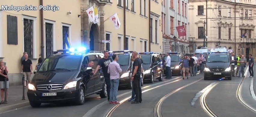 Kraków. Papamobile i papieska kolumna wjechała na Franciszkańską [WIDEO] 