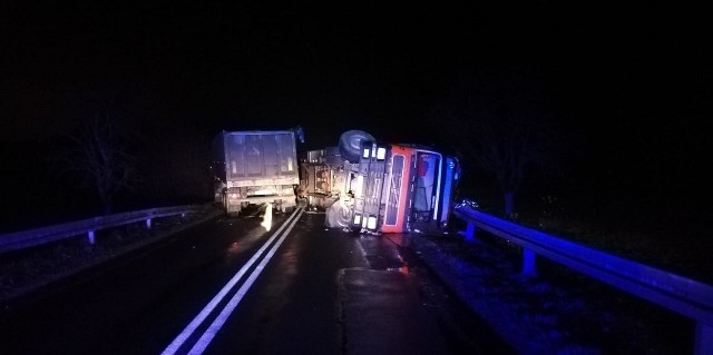 Dziś w nocy na drodze wojewódzkiej w Dylewie (powiat rypiński) zderzyły się dwa samochody ciężarowe. Droga była całkowicie zablokowana.- Pojazdy w wyniku uderzenia wywróciły się, całkowicie blokując drogę. Kierowca jednego z nich trafił do szpitala. Na miejscu przez kilka godzin pracowali policjanci, którzy zabezpieczyli miejsce zdarzenia, przeprowadzili oględziny oraz wyznaczyli objazdy - relacjonuje st. asp. Dorota Rupińska z rypińskiej policji.Policjanci wstępnie ustalili, że kierujący samochodem marki Volvo z naczepą poruszając się z Rypina do Sierpca na łuku drogi w miejscowości Dylewo nie dostosował prędkości do warunków ruchu, w wyniku czego stracił panowanie nad pojazdem, zjechał na przeciwległy pas i uderzył w prawidłowo jadący z przeciwnego kierunku samochód marki DAF z przyczepą.Na szczęście nikomu nic poważnego się nie stało. Sprawca kolizji, 49-letni kierowca volvo, został ukarany mandatem.Flesz - wypadki drogowe. Jak udzielić pierwszej pomocy?