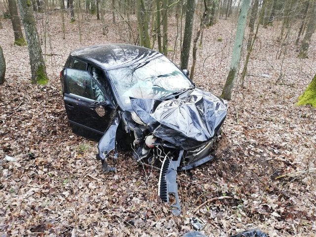 Wypadek na DW 681. Samochód wypadł z drogi na trasie Brańsk - Rudka. Kierowca ranny [ZDJĘCIA]