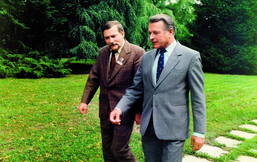 Lech Wałęsa z Czesławem Kiszczakiem podczas rozmów w 1988 r.