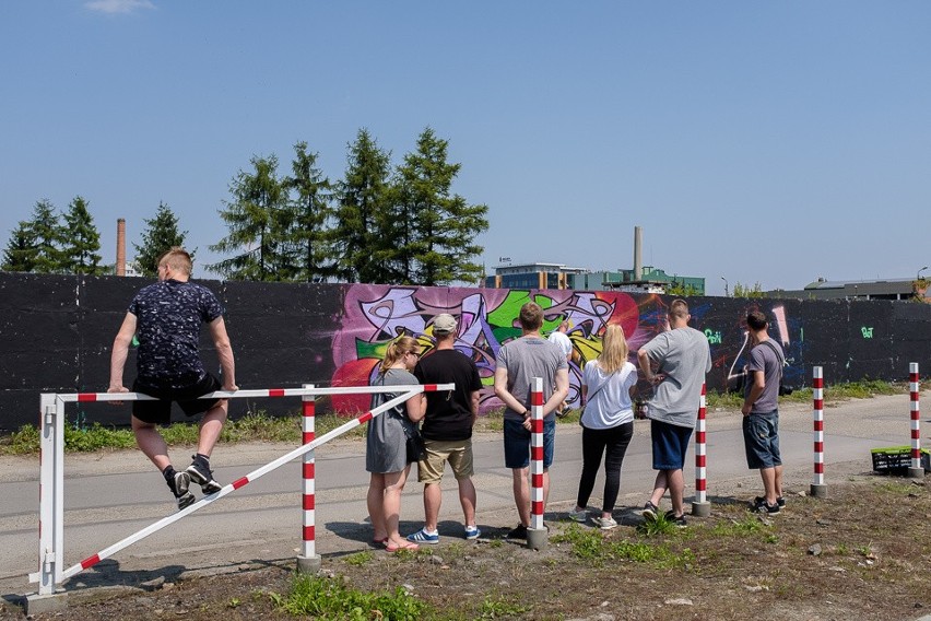 Tarnów. Garfficiarze ubarwili mur przy stadionie Tarnovii [ZDJĘCIA]