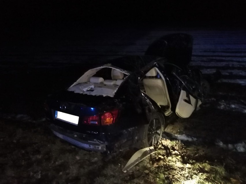 Wypadek na DK 63. Lexus zatrzymał się dopiero na polu (zdjęcia)