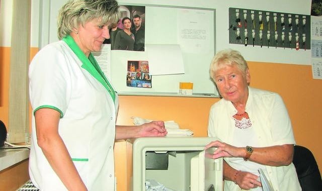 Opiekunka Daniela Szercha (z lewej) i lekarz Maria Wagner przy sejfie depozytowym, w którym komisyjnie zamykane są cenniejsze rzeczy pacjentów