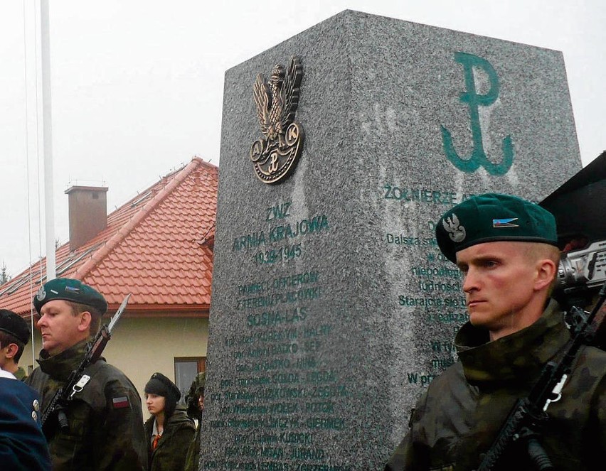 Pomnik upamiętniający żołnierzy placówki „Sosna-Las”