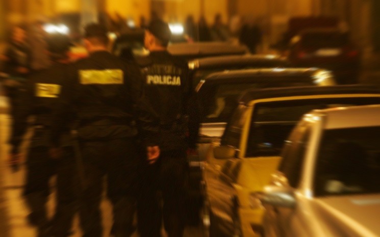 Policjanci z komisariatu przy ul. Kopernika podczas nocnego...