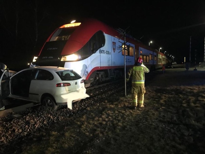 Wpadek na przejeździe kolejowym w Parkowie. Kierowca wjechał...