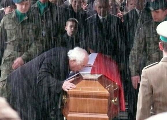 Trumnę syna całuje w strugach deszczu na cmentarzu wojskowym...