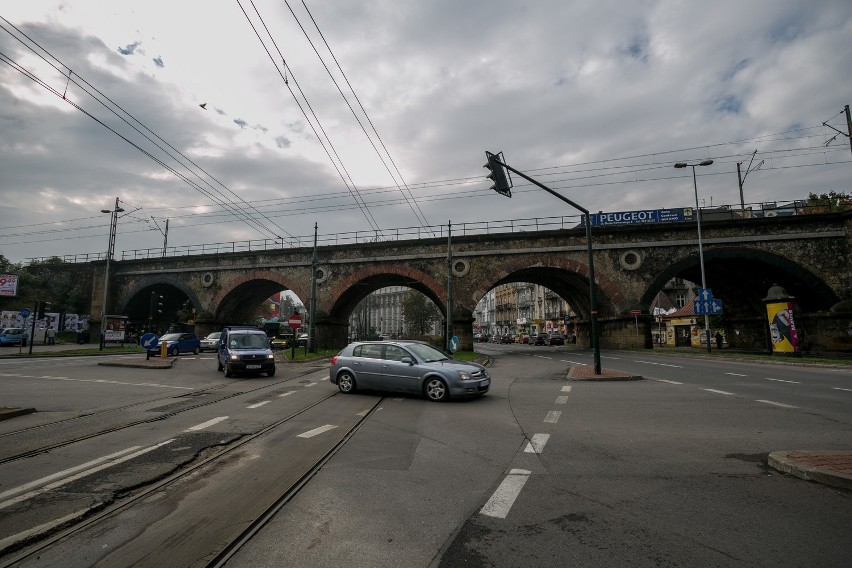 Rozbiorą grzegórzecki wiadukt, żeby dobudować tory kolejowe [WIDEO]