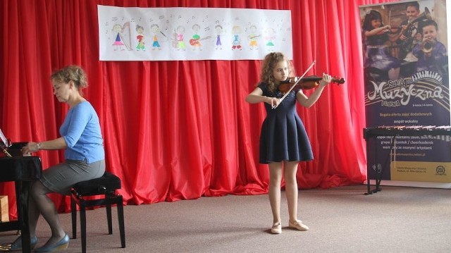 Nauczycielka gry na fortepianie Ewa Skrok i  uczennica klasy skrzypiec Maja Dolega zaprezentowali gościom lekcje nauki gry.