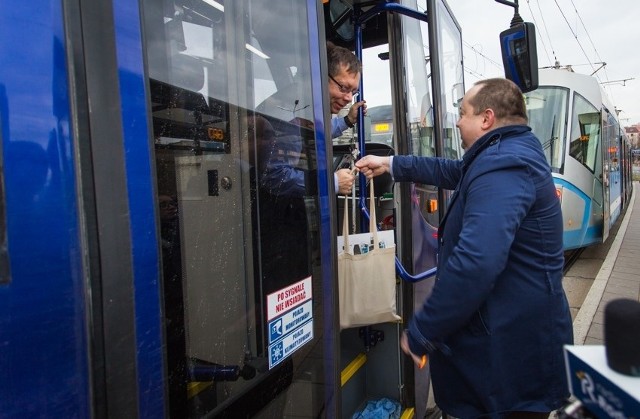 Jako pierwszy swoją paczkę przy błyskach fleszy wręczał prezes Krzysztof Balawejder