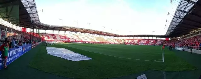 O godz. 19.10 na stadionie przy al. Piłsudskiego rozpoczną się piłkarskie derby Łodzi, w których Widzew podejmie ŁKS. W takim składzie, JAK NA KOLEJNYCH SLAJDACH, mogą rozpocząć to spotkanie widzewiacy i ełkaesiacy.Składy WIDZEWA i ŁKS na kolejnych slajdach