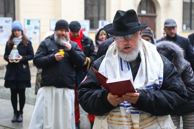 Na dziedzińcu Synagogi pod Białym Bocianem złożono kwiaty i znicze pod tablicą upamiętniającą wrocławskich Żydów.