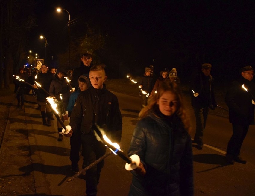 Tłumna procesja w Skarżysku z incydentem, Mlody mężczyzna głośno ubliżał księżom