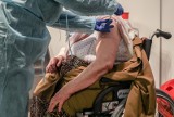 81-latka z Opola walczy o życie pod respiratorem, bo nie chciała się zaszczepić. Dlaczego seniorzy odmawiają szczepień?  