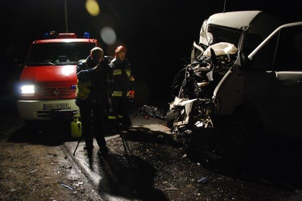 W czwartek w Hackach czolowo zderzyly sie volkswagen i volvo