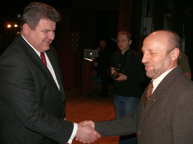 Marszałek podkarpacki Zygmunt Cholewiński wręczył Złotą Odznakę Polskiego Związku Motorowego Stanisławowi Muryjasowi.