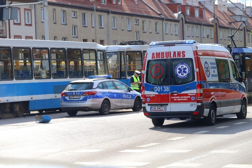 Wypadek we Wrocławiu. Tramwaj zderzył się z radiowozem policji, dwie osoby zostały ranne!