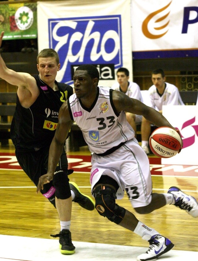 Kevin Goffney (z piłką) nie zagra już w drużynie koszykarzy Siarki Tarnobrzeg. 