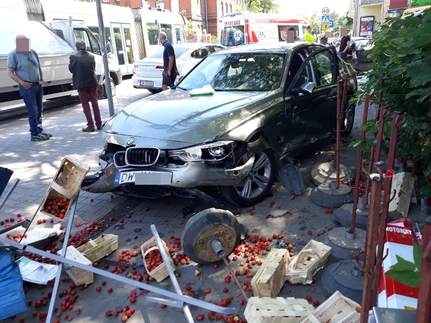 Wypadek na Glinianej. BMW wjechało w stragan z truskawkami [ZDJĘCIA]