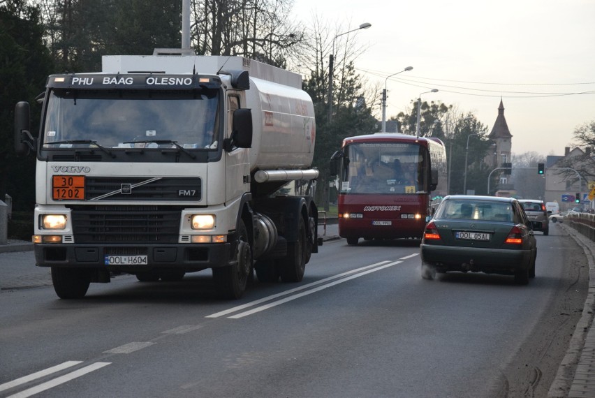 Aktualnie droga krajowa nr 11 biegnie przez środek miasta,...